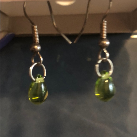Silver drop earrings with green bead - Picture 3 of 4